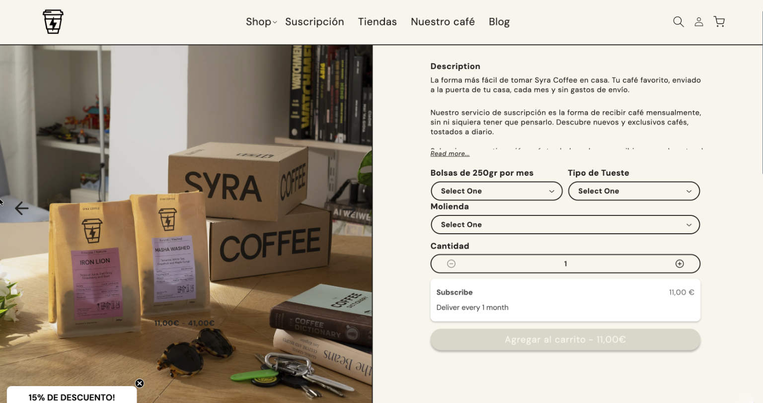 Página de suscripción de Syra Coffee con dos bolsas de café fotografiadas en un interior doméstico